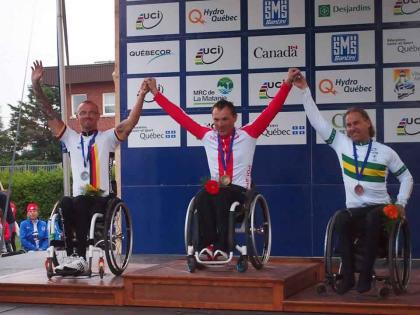 .l.) Vico Merklein, Rafal Wilk, Nigel Barley - die drei Erstplatzierten bei der Siegerehrung