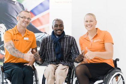 Die Team Sopur-Sportler Vico Merklein (links) und Christiane Reppe (rechts) freuen sich über ihren neuen Teamkollegen Alhassane Baldé